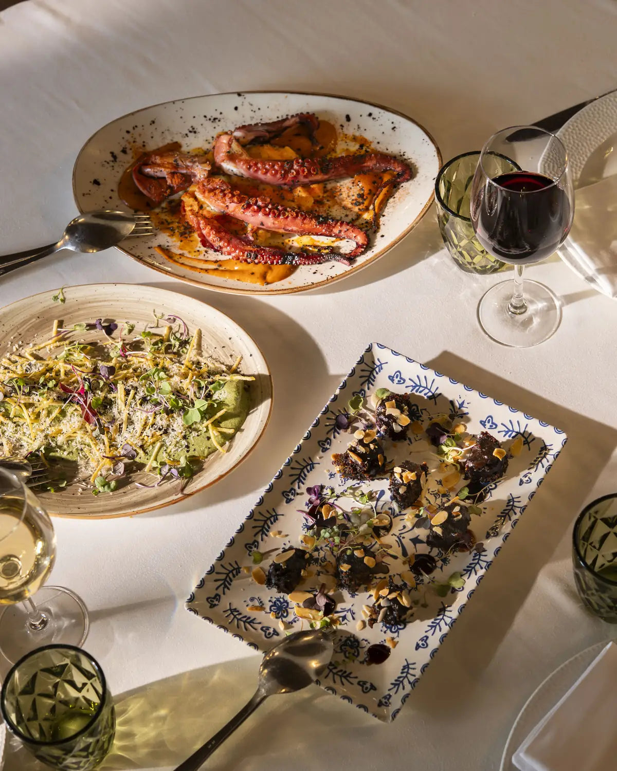 Mesa con varios platos de la cocina del Cortijo San Antonio